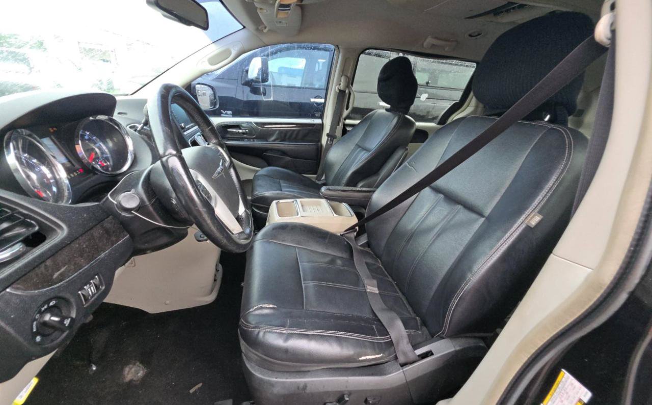 Used 2014 Chrysler Town & Country Touring FWD image 7