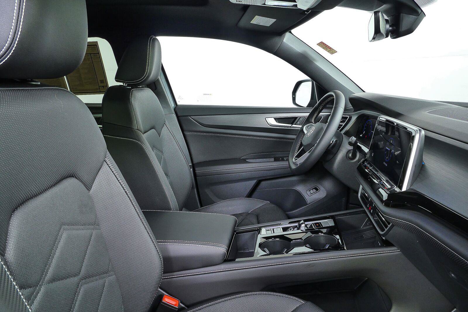 Certified 2025 Volkswagen Atlas Cross Sport SE w/ Panoramic Sunroof Package AWD/4WD image 20