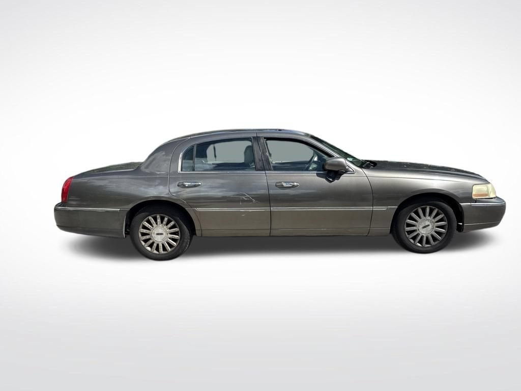 Used 2004 Lincoln Town Car Signature RWD image 4
