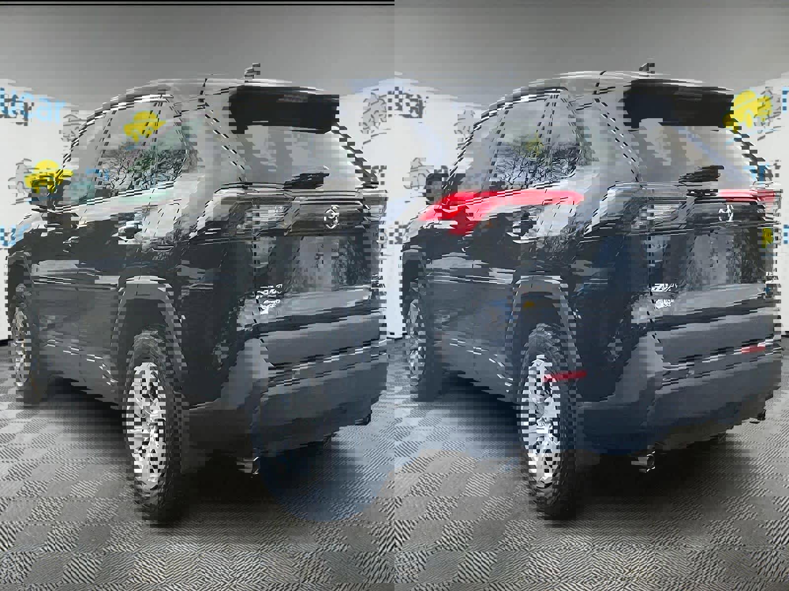 Used 2022 Toyota RAV4 LE image 4