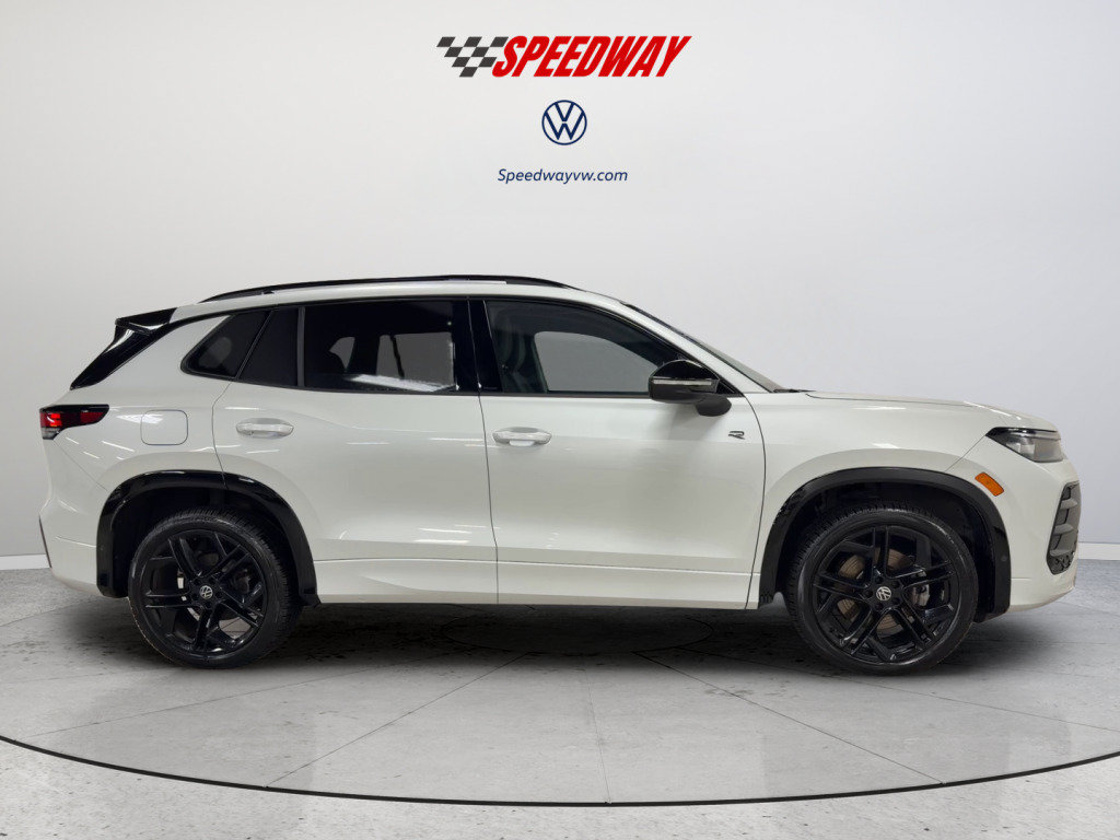 Certified 2025 Volkswagen Tiguan SE R-Line AWD/4WD image 4