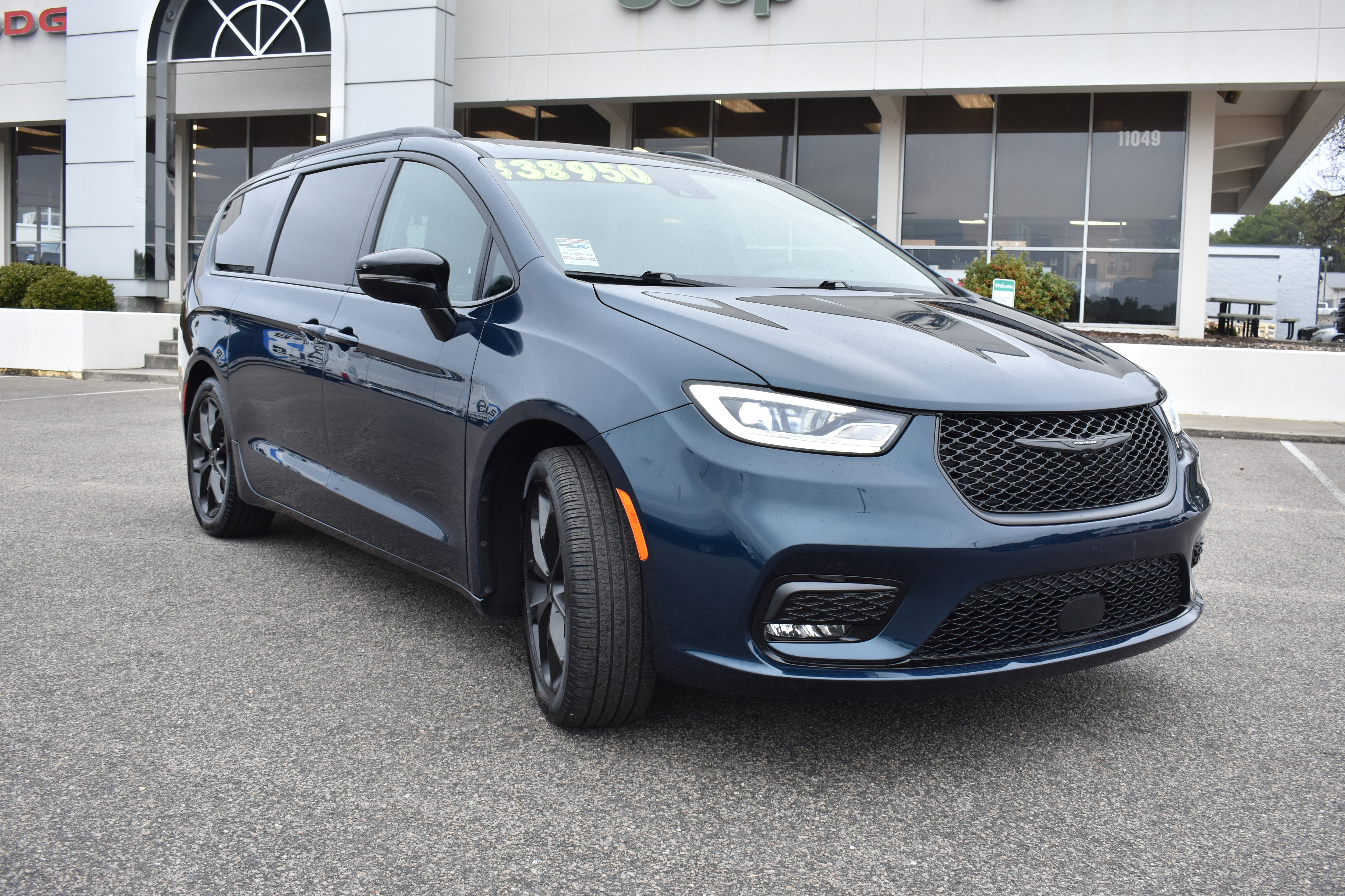 Used 2025 Chrysler Pacifica Limited image 3