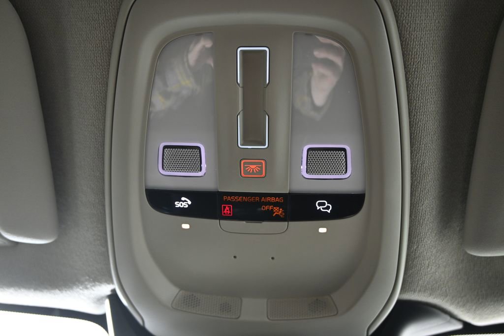 Used 2024 Volvo XC40 B5 Plus AWD/4WD image 33