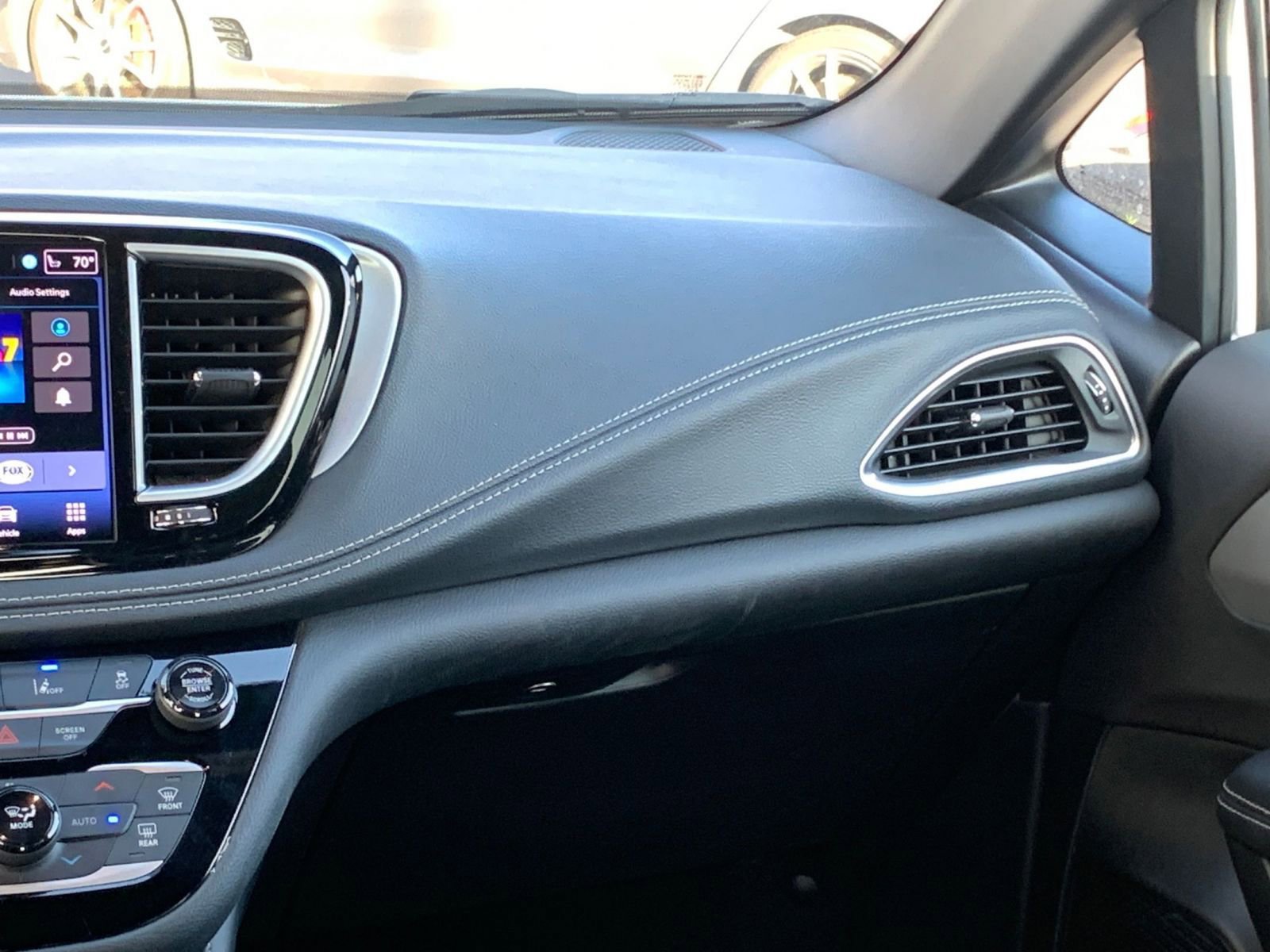 Used 2025 Chrysler Pacifica Limited image 39