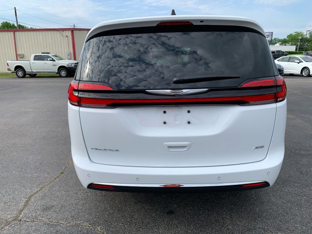 Used 2024 Chrysler Pacifica Touring-L image 13