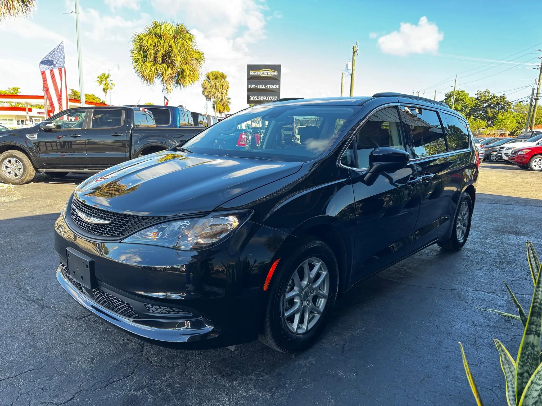 Used 2024 Chrysler Voyager LX FWD image 4