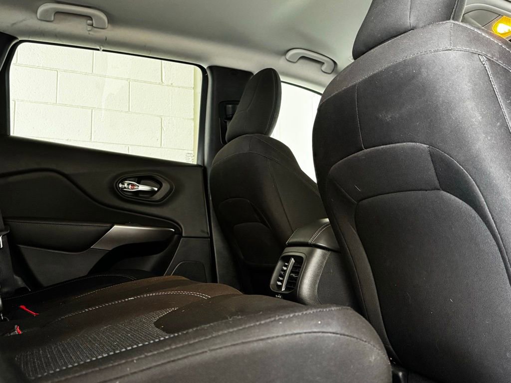 Used 2019 Jeep Cherokee Latitude w/ Popular Appearance Group image 7