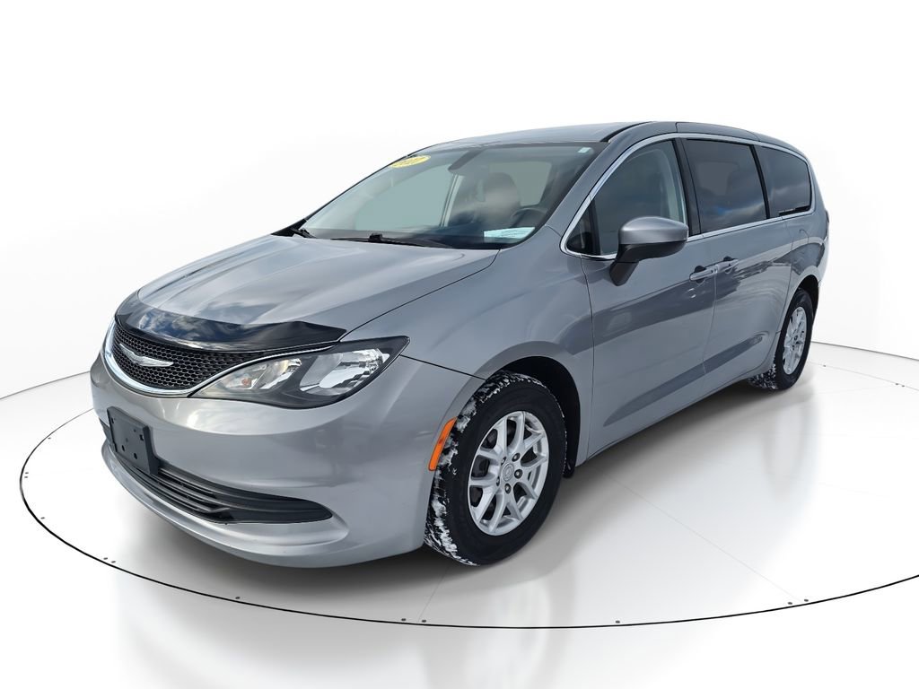 Used 2017 Chrysler Pacifica Touring image 2