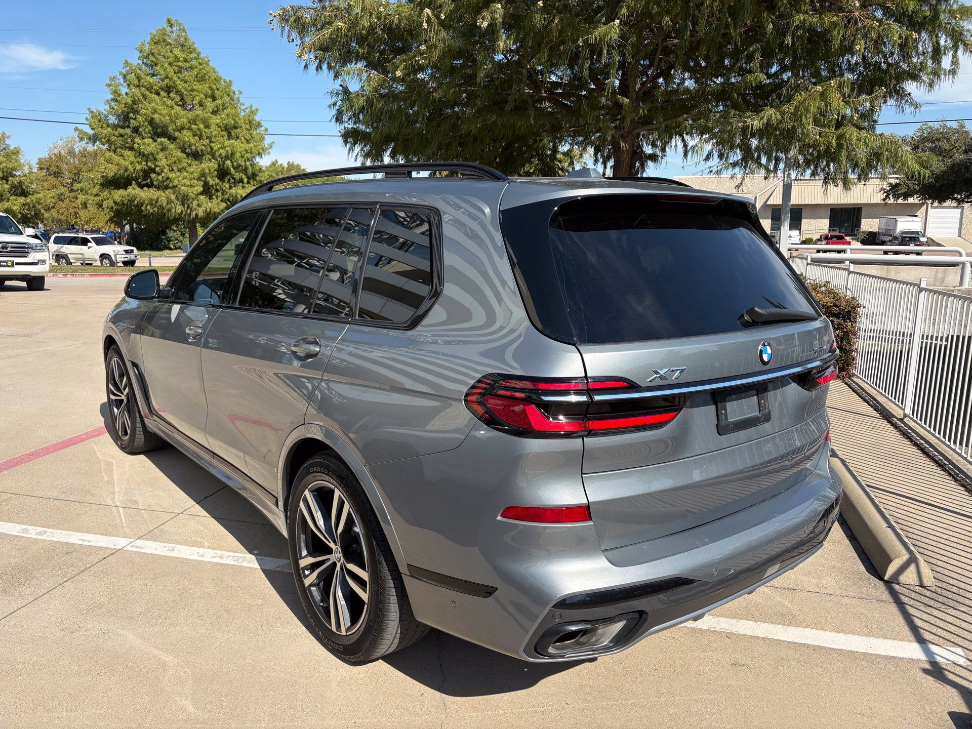 Used 2023 BMW X7 xDrive40i w/ M Sport Package AWD/4WD image 6
