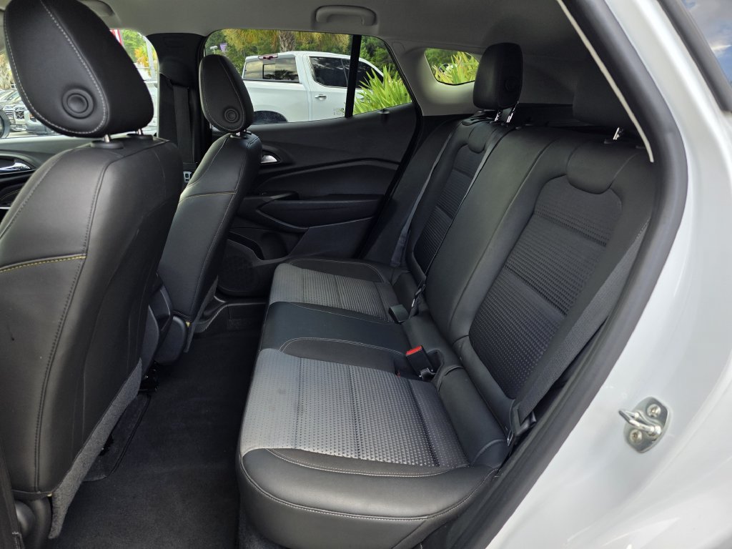 Used 2025 Chevrolet Trax LT FWD image 9