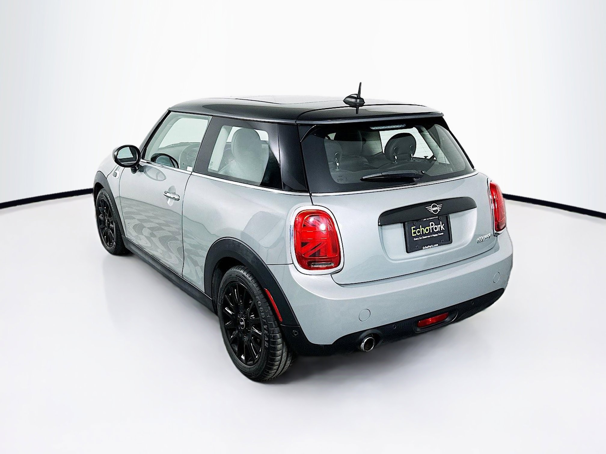 Used 2020 MINI Cooper 2-Door Hardtop image 5