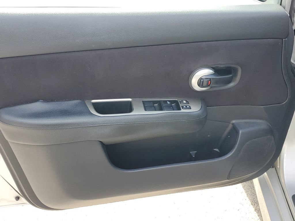 Used 2010 Nissan Versa Hatchback w/ Premium Pkg FWD image 17
