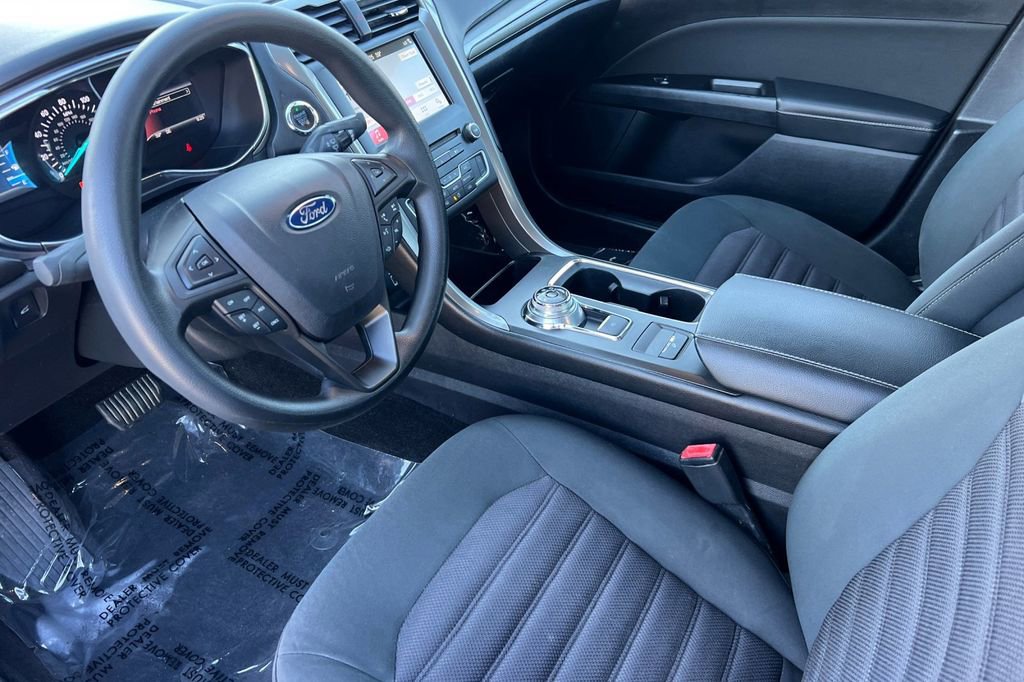 Used 2017 Ford Fusion SE w/ Fusion SE Technology Package image 12