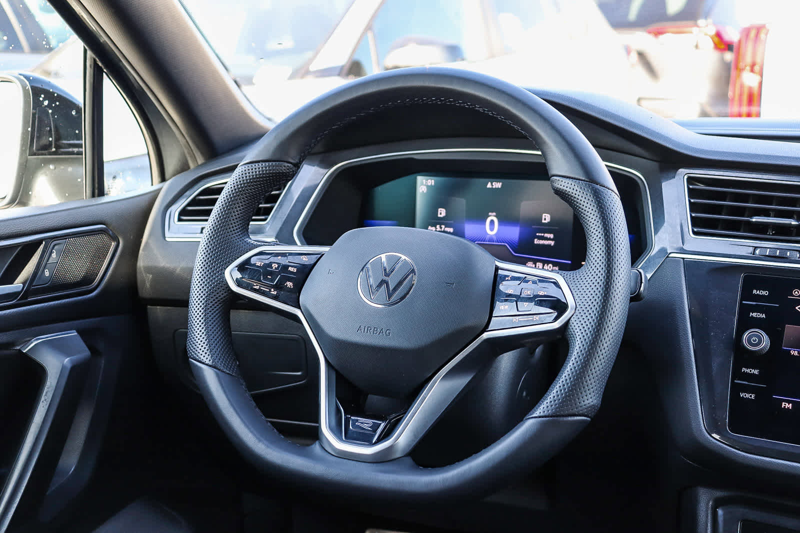 Used 2022 Volkswagen Tiguan SE R-Line image 16