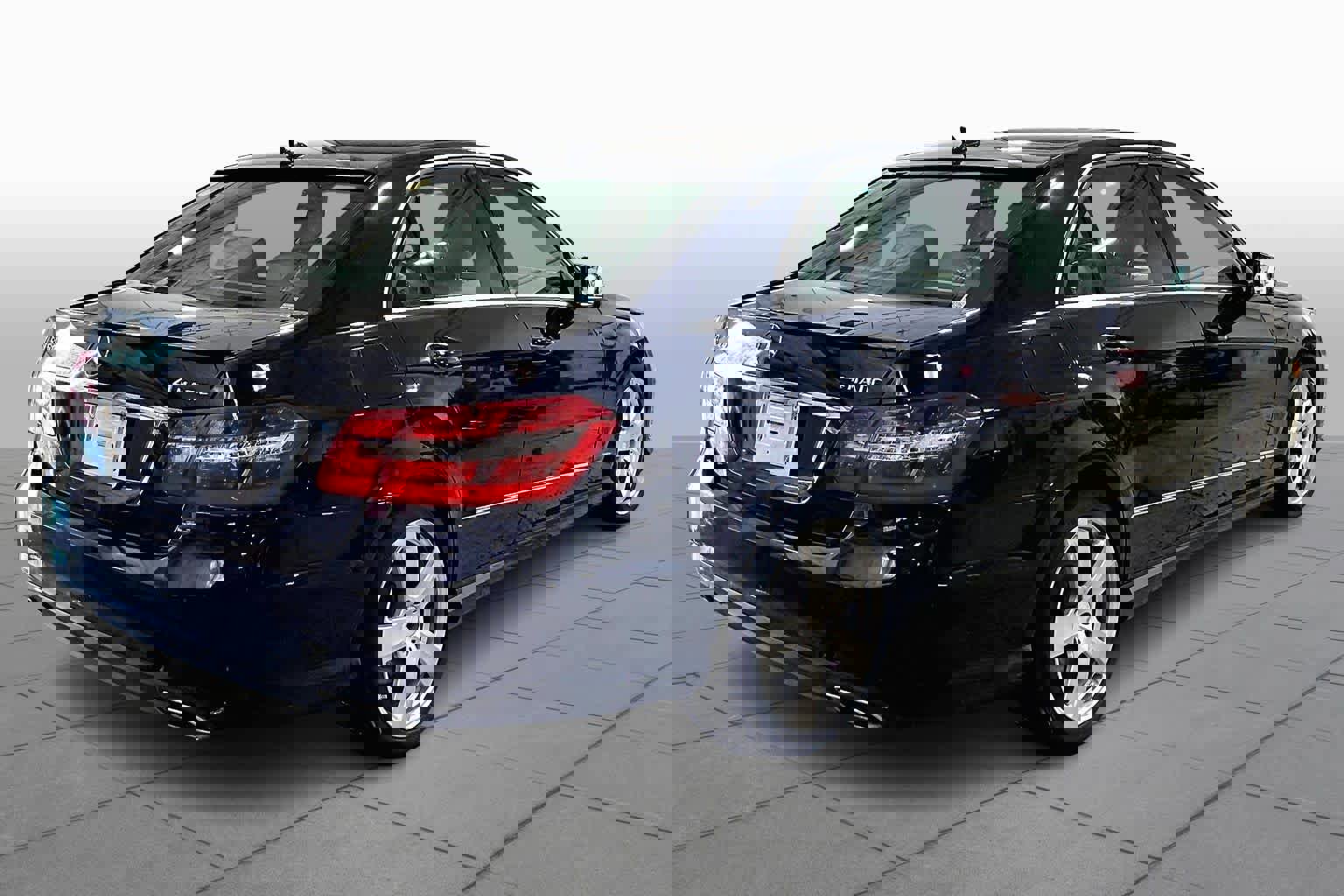 Used 2010 Mercedes-Benz E 350 4MATIC Sedan image 13