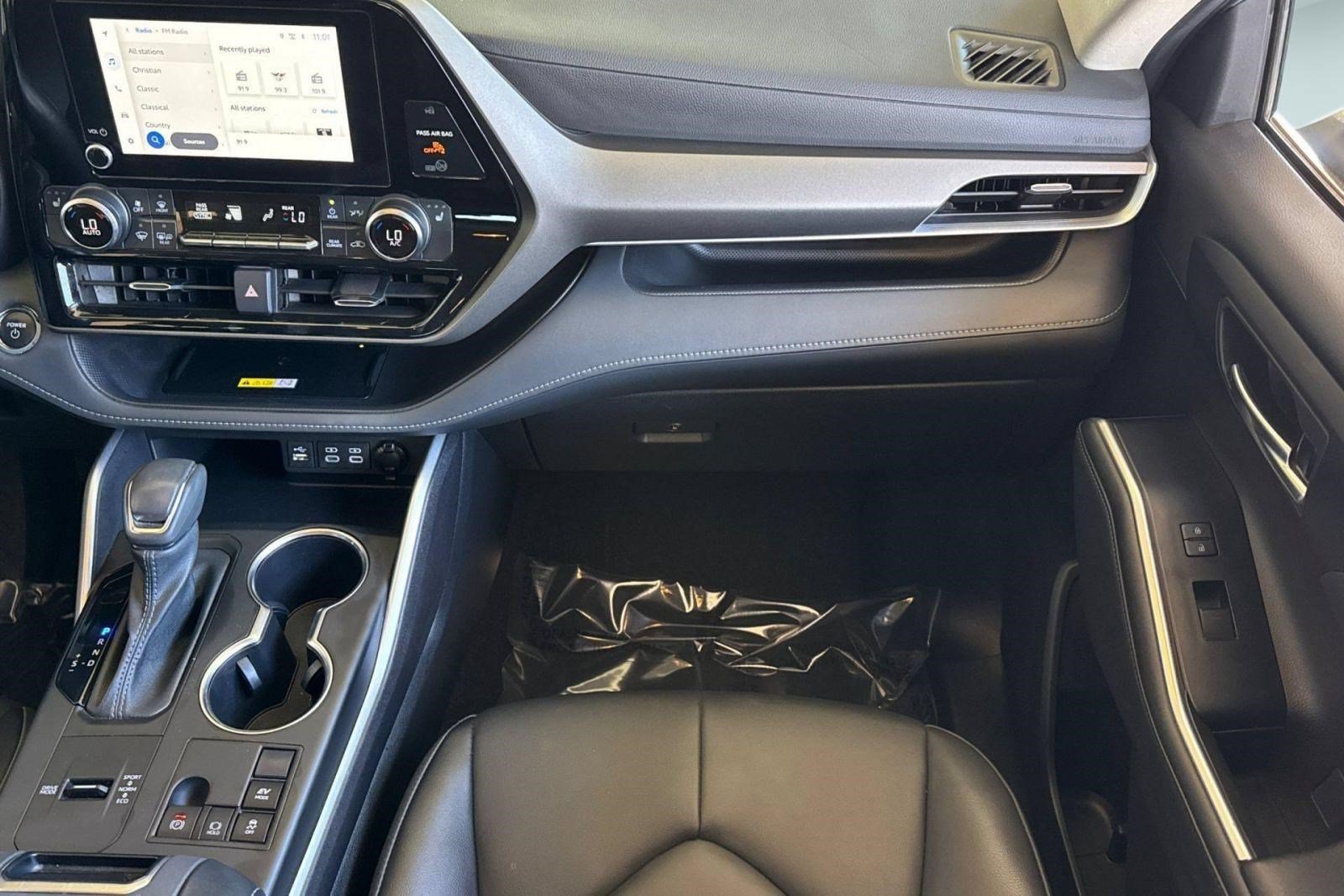 Used 2023 Toyota Highlander XLE FWD image 27