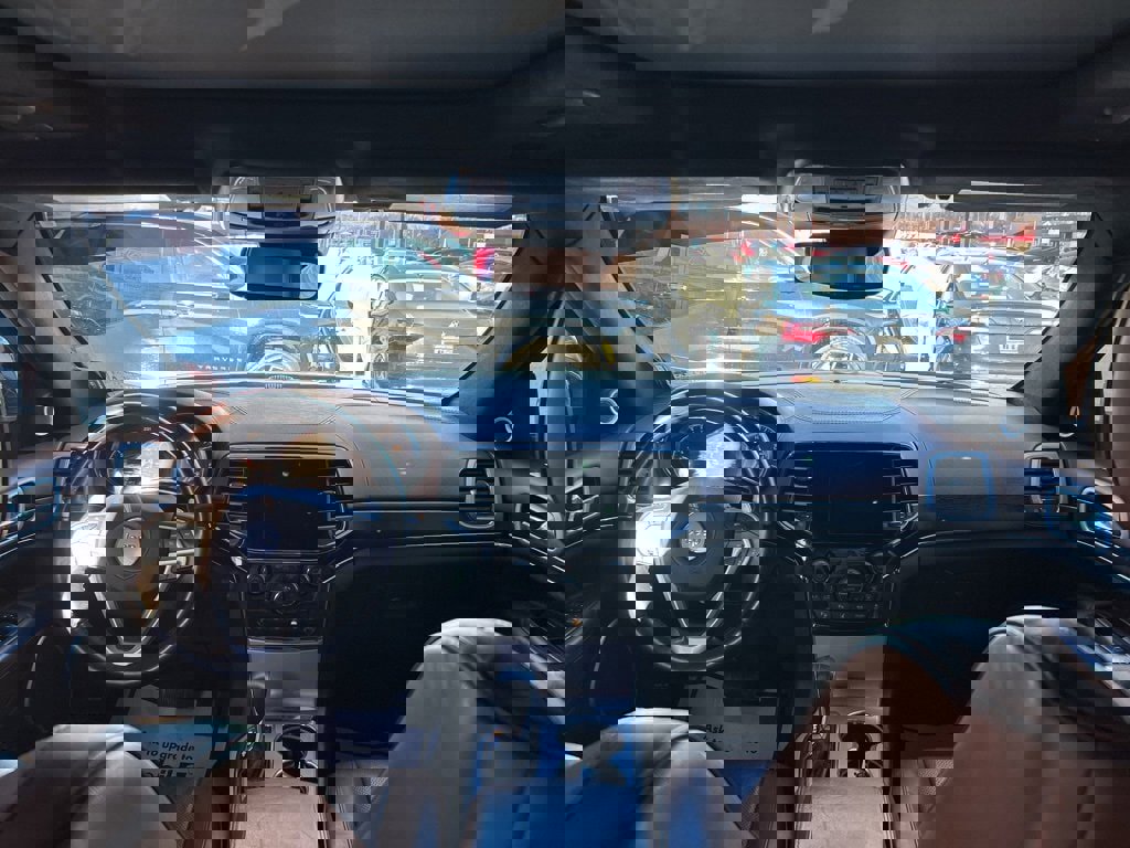 Used 2019 Jeep Grand Cherokee Summit image 2