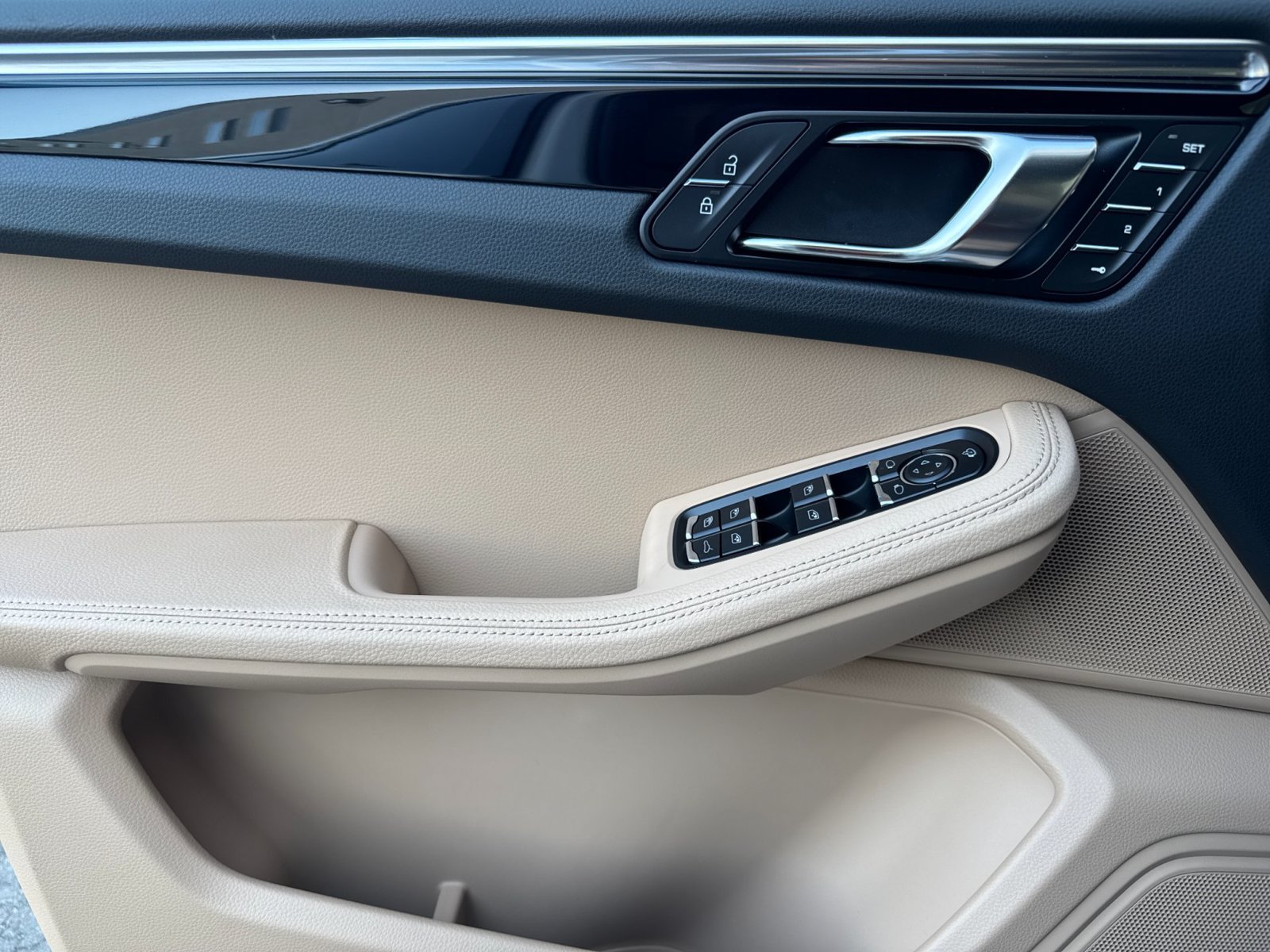 Certified 2026 Porsche Macan AWD/4WD image 12
