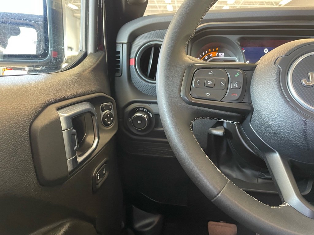 Used 2025 Jeep Wrangler Unlimited Rubicon image 12