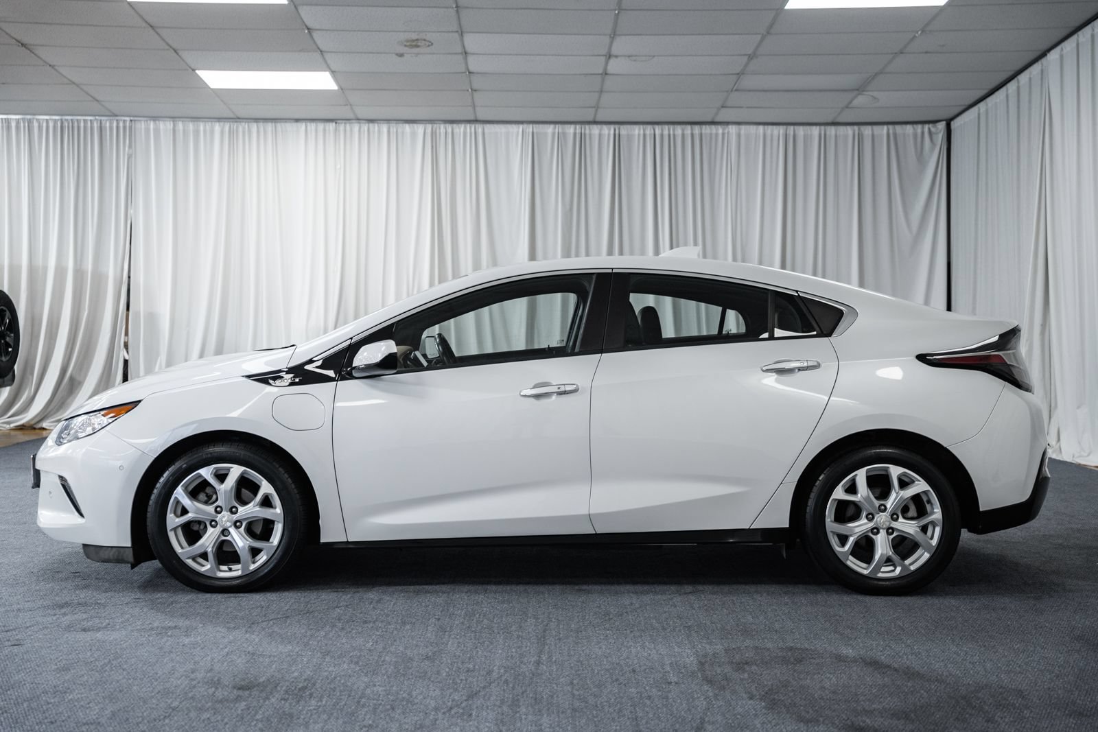 Used 2016 Chevrolet Volt Premier w/ Driver Confidence Package FWD image 4