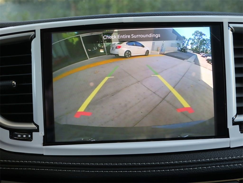 Used 2023 Chrysler Pacifica Touring-L image 15