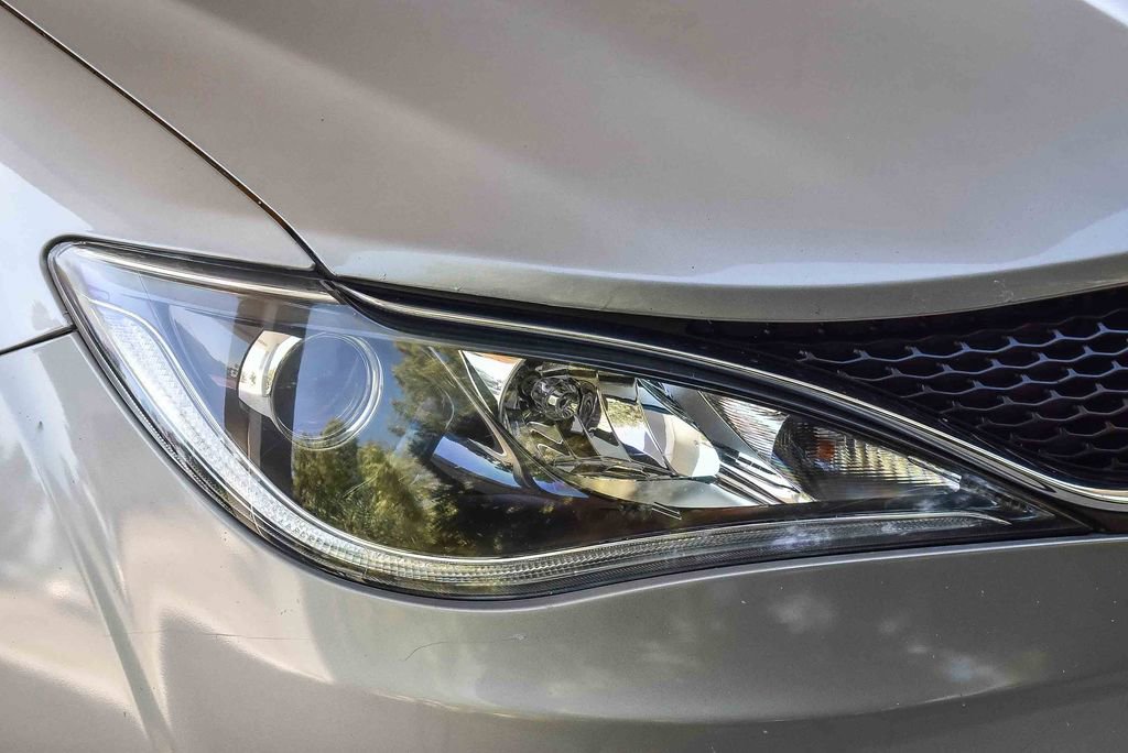 Used 2018 Chrysler Pacifica Touring-L image 8