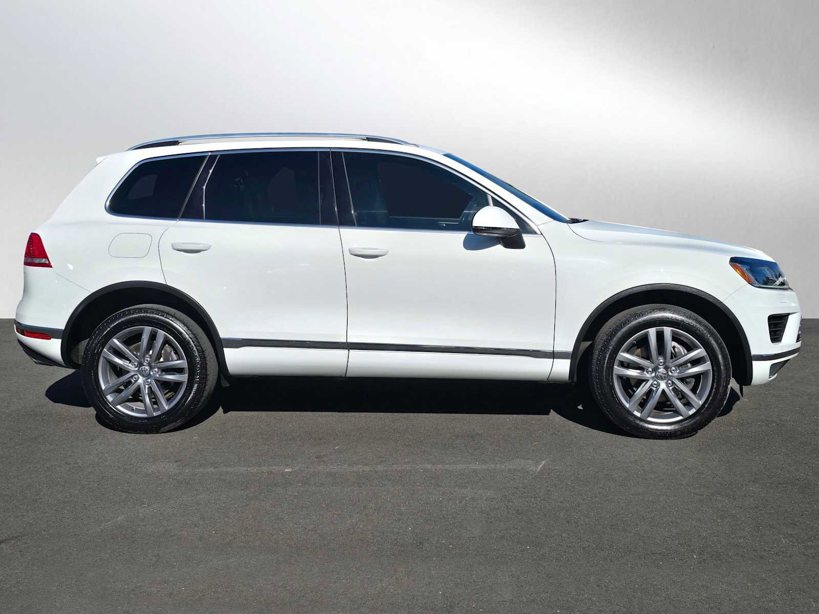 Used 2016 Volkswagen Touareg Executive AWD/4WD image 2