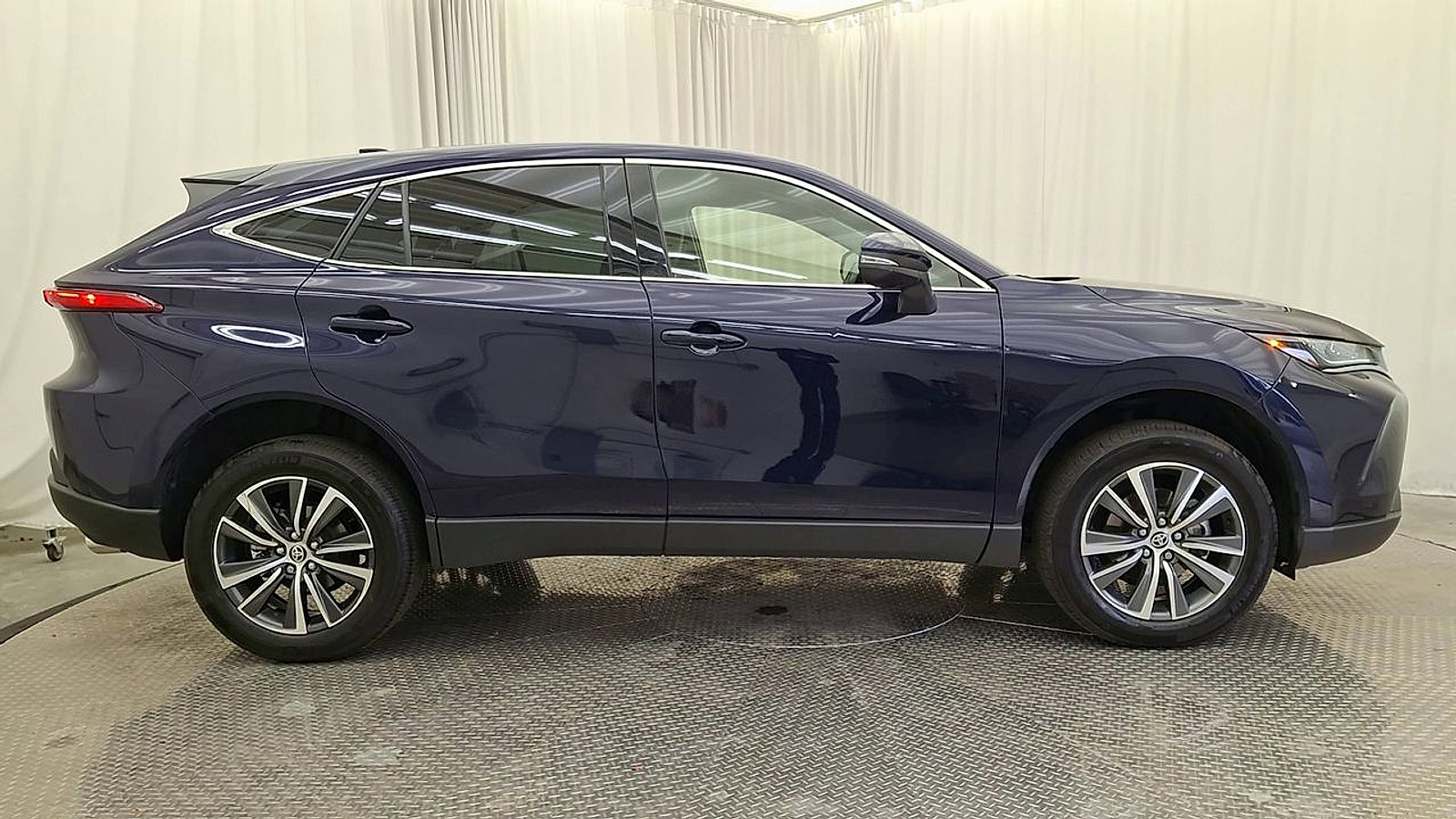 Certified 2022 Toyota Venza LE AWD/4WD image 4