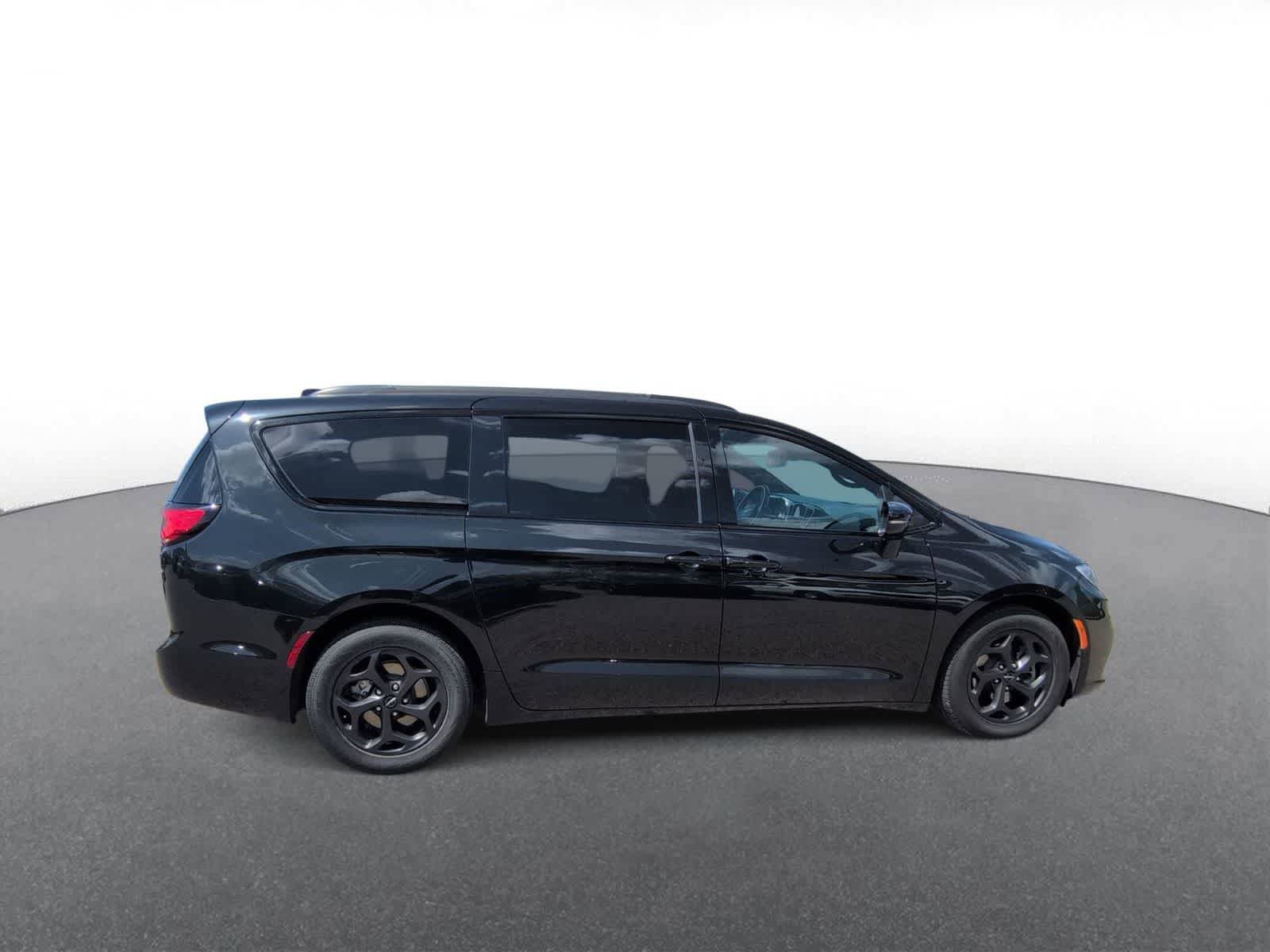 Used 2021 Chrysler Pacifica Limited w/ S Appearance Package FWD image 9
