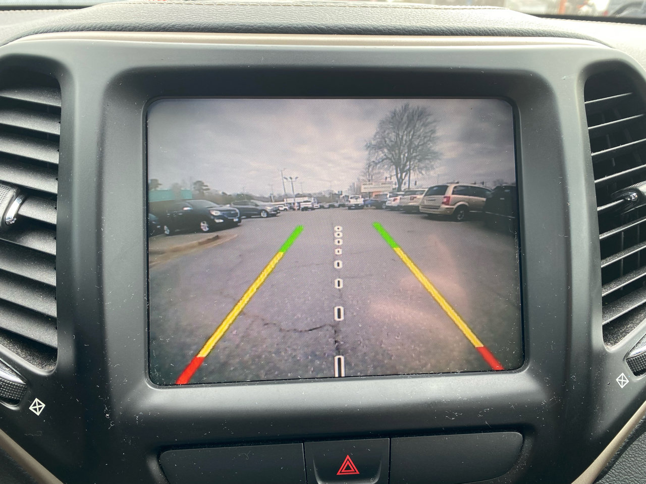 Used 2015 Jeep Cherokee Limited image 23