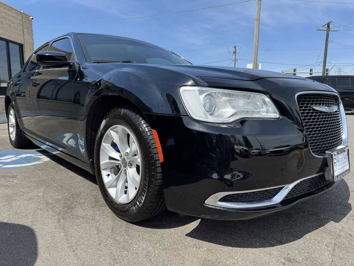 Used 2020 Chrysler 300 Touring RWD image 3