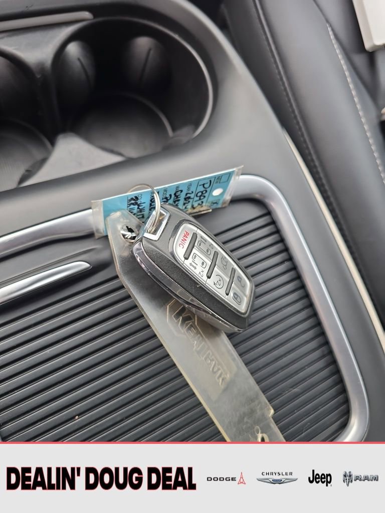 Used 2024 Chrysler Pacifica Touring-L image 28