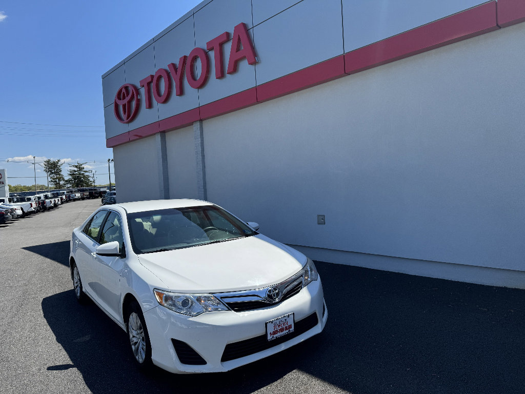 Used 2014 Toyota Camry LE FWD image 1