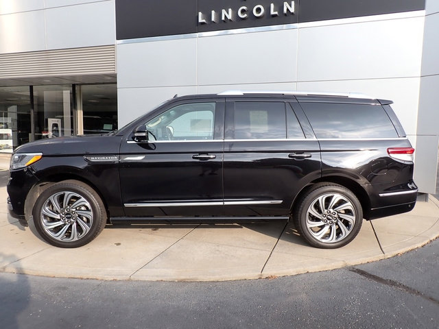 Certified 2024 Lincoln Navigator Premiere image 2
