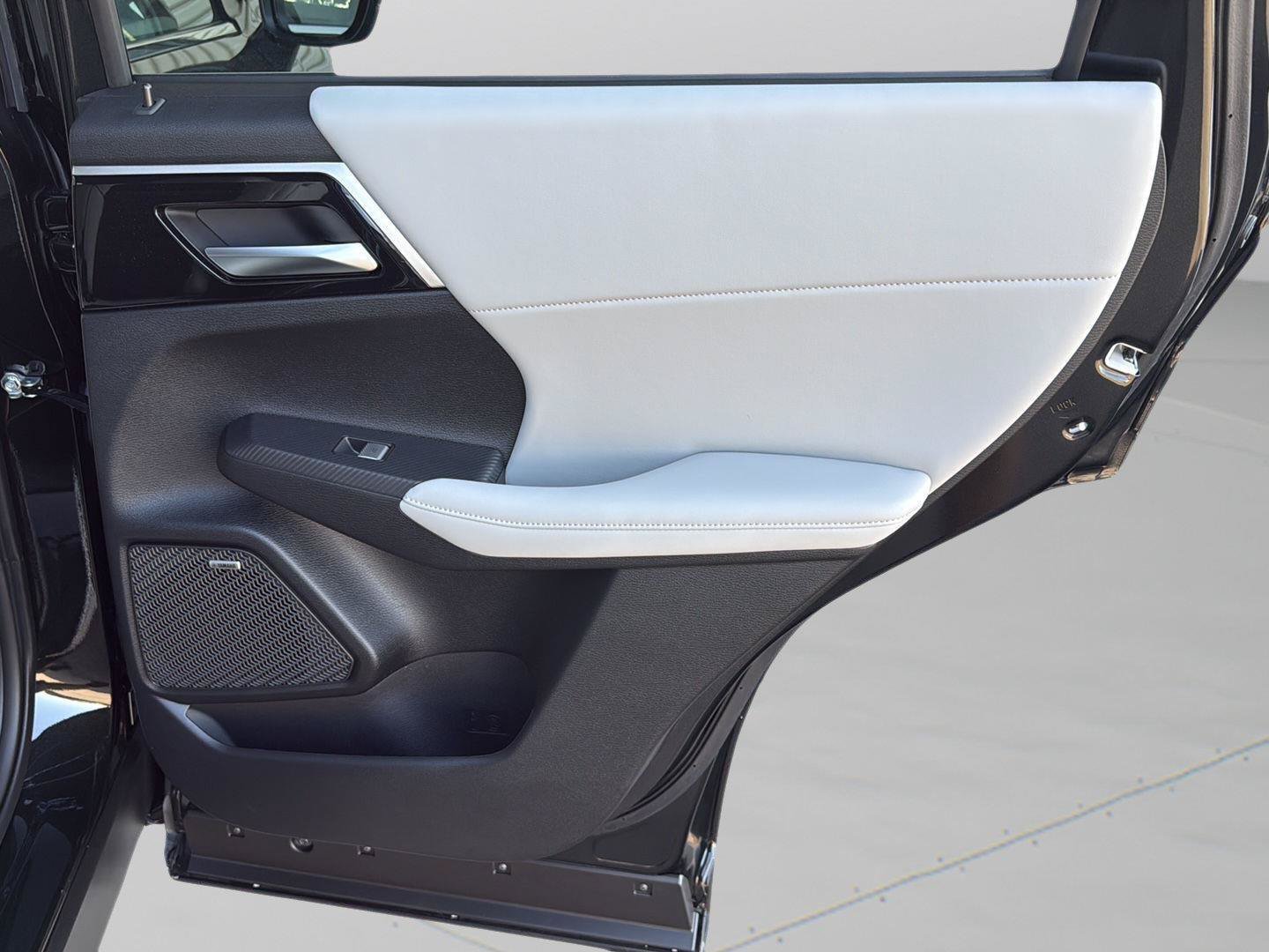 New 2026 Mitsubishi Outlander SE FWD image 30