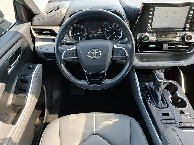 Used 2021 Toyota Highlander XLE AWD/4WD image 13