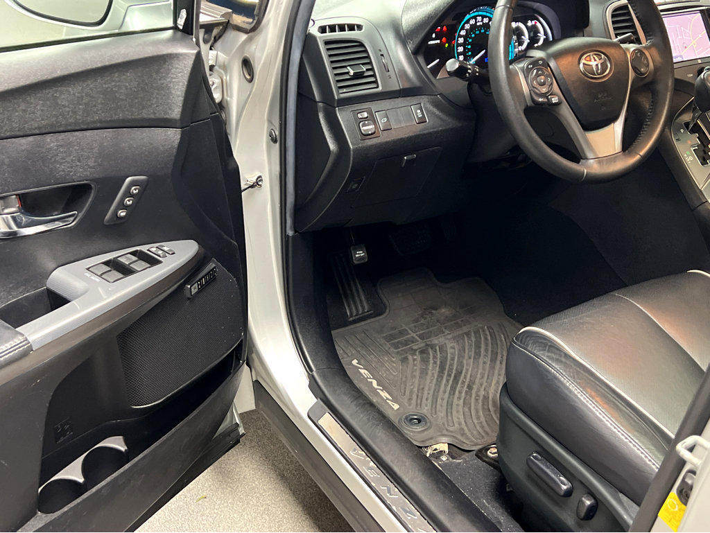 Used 2013 Toyota Venza Limited AWD/4WD image 8