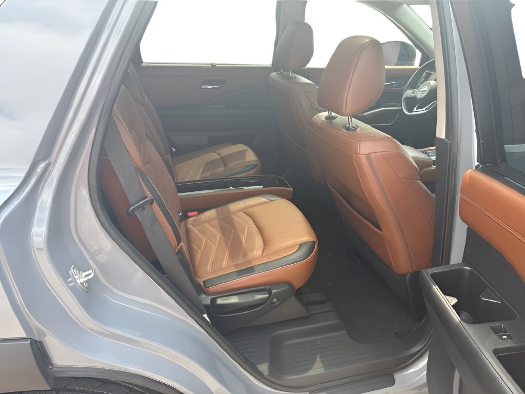 Used 2023 Nissan Pathfinder Platinum AWD/4WD image 14