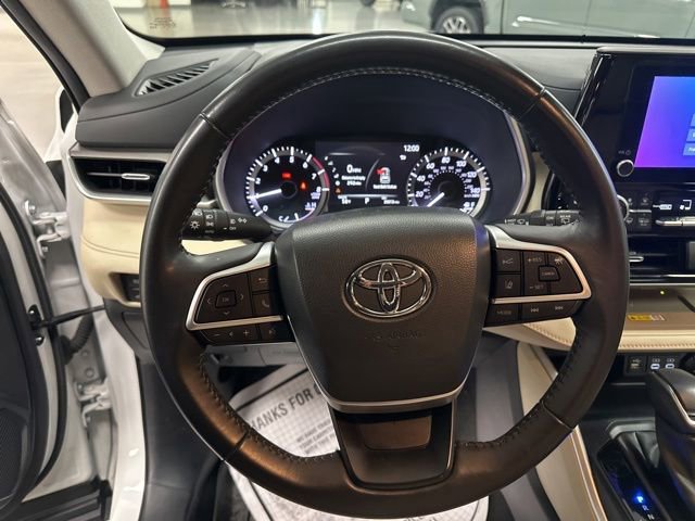 Used 2023 Toyota Highlander XLE AWD/4WD image 12