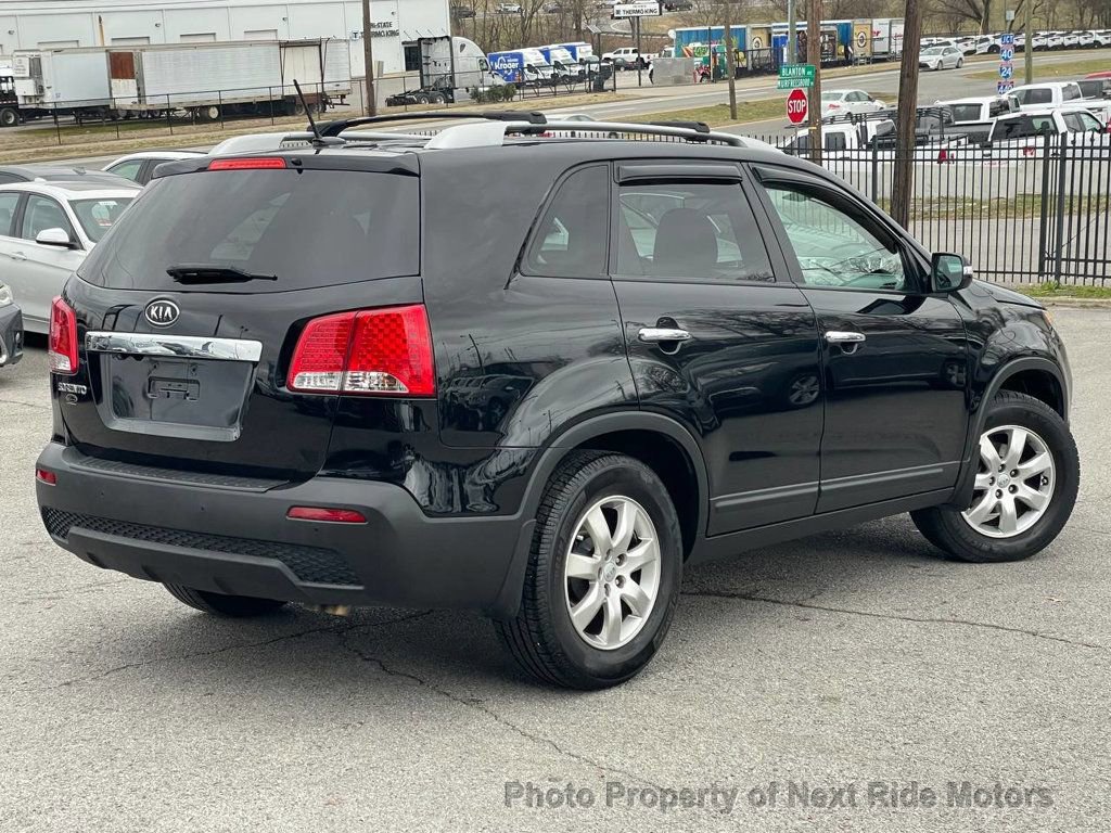 Used 2013 Kia Sorento LX w/ Convenience Pkg image 2
