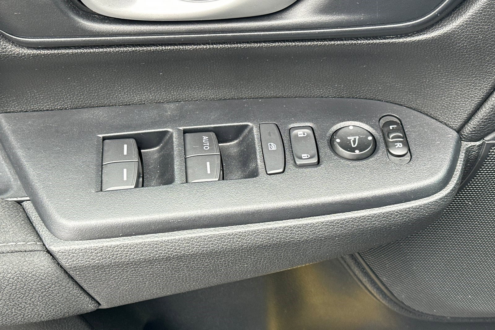 Used 2019 Honda CR-V LX image 13