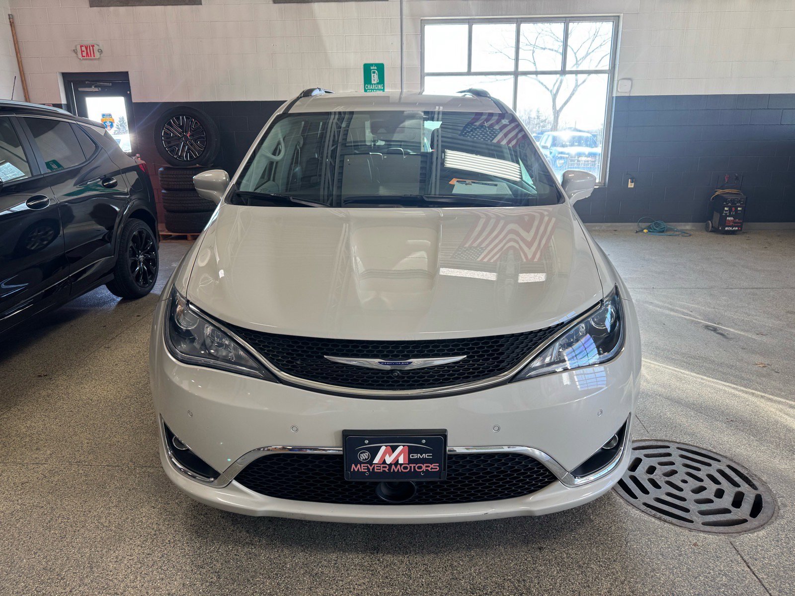 Used 2019 Chrysler Pacifica Touring-L Plus w/ Advanced Safetytec Group FWD image 2