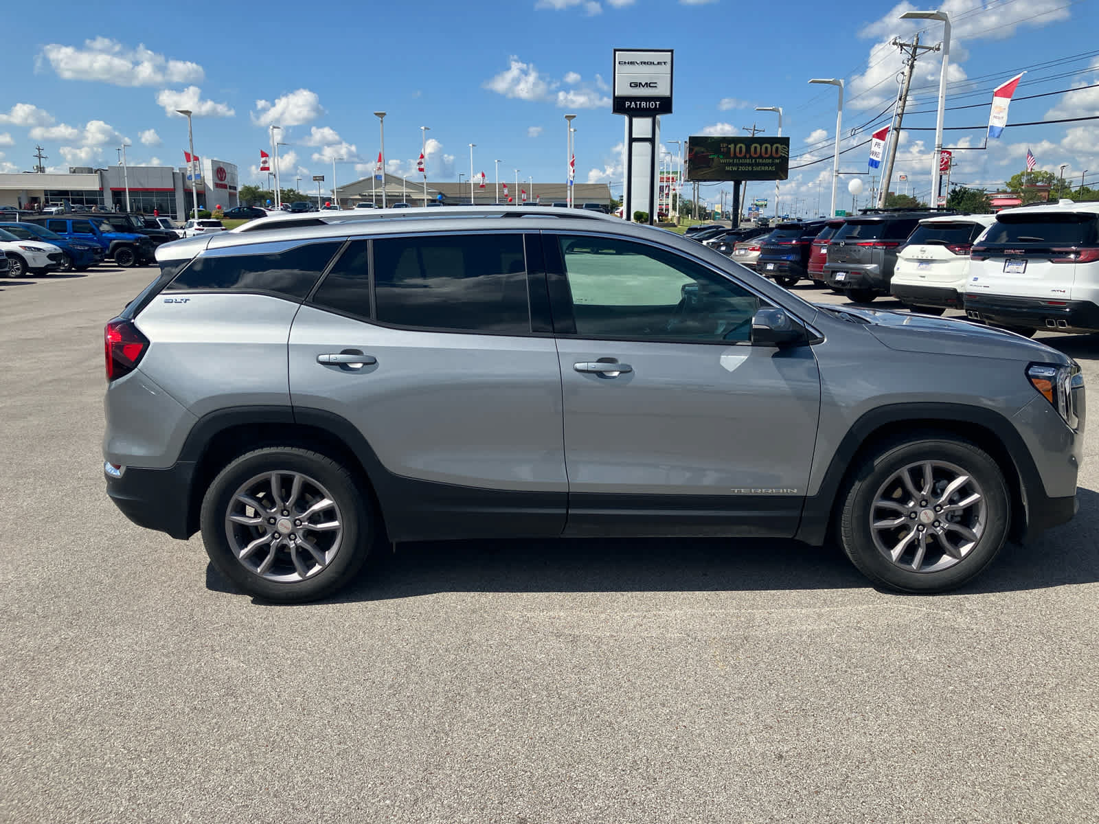 Used 2024 GMC Terrain SLT w/ Tech Package FWD image 8