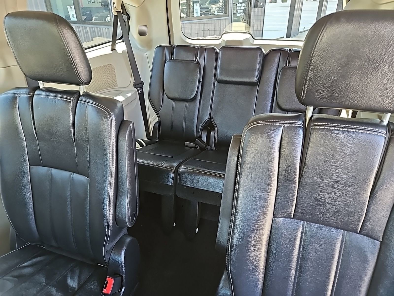 Used 2016 Chrysler Town & Country Touring FWD image 16