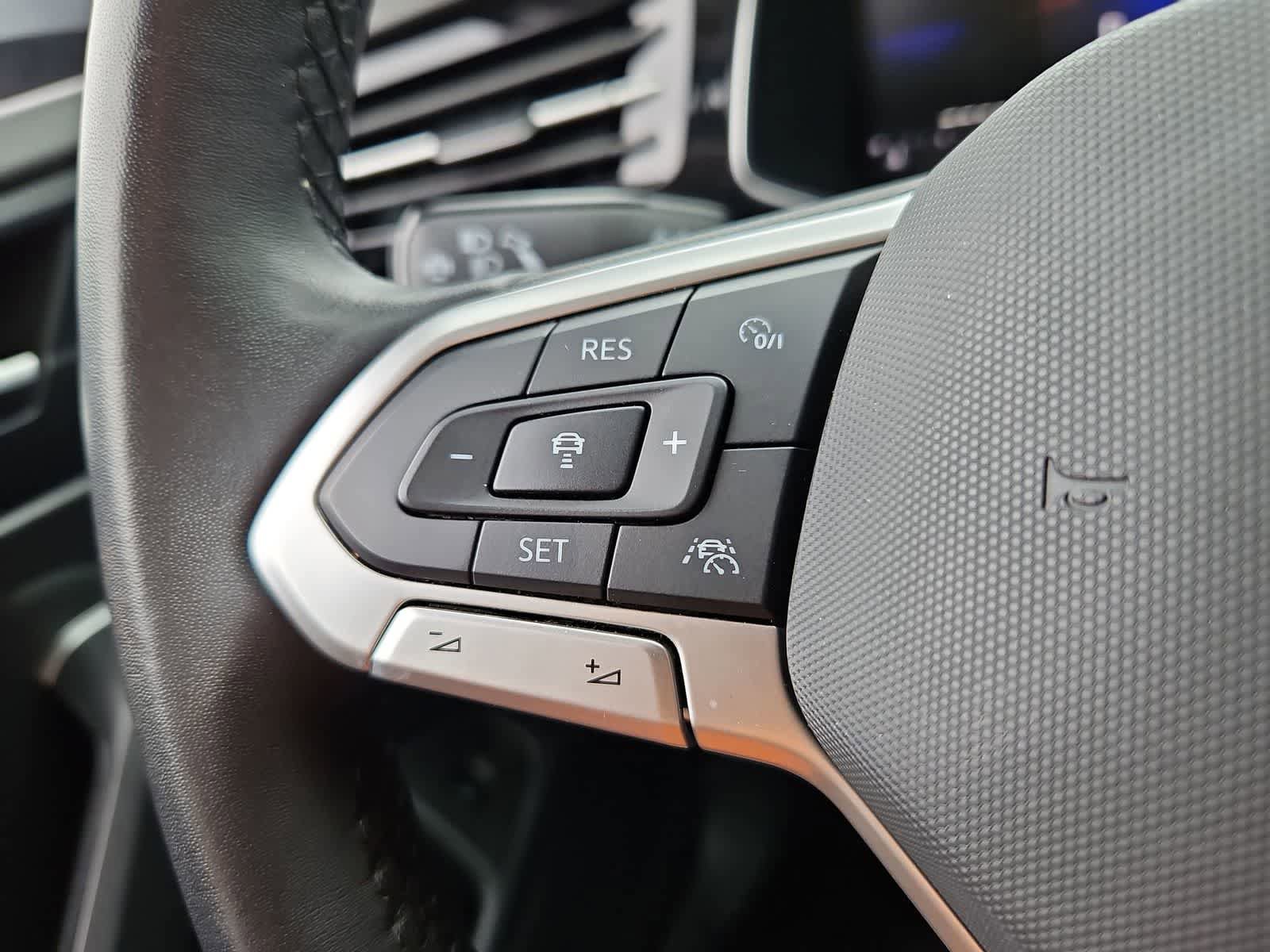 Certified 2025 Volkswagen Jetta SE FWD image 24