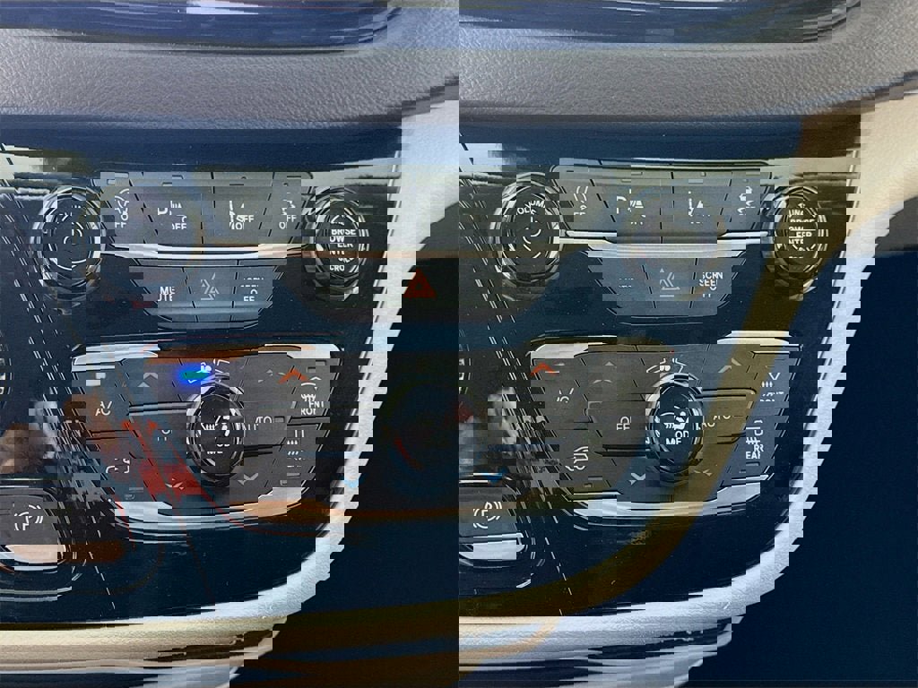 Used 2024 Chrysler Pacifica Touring-L image 9