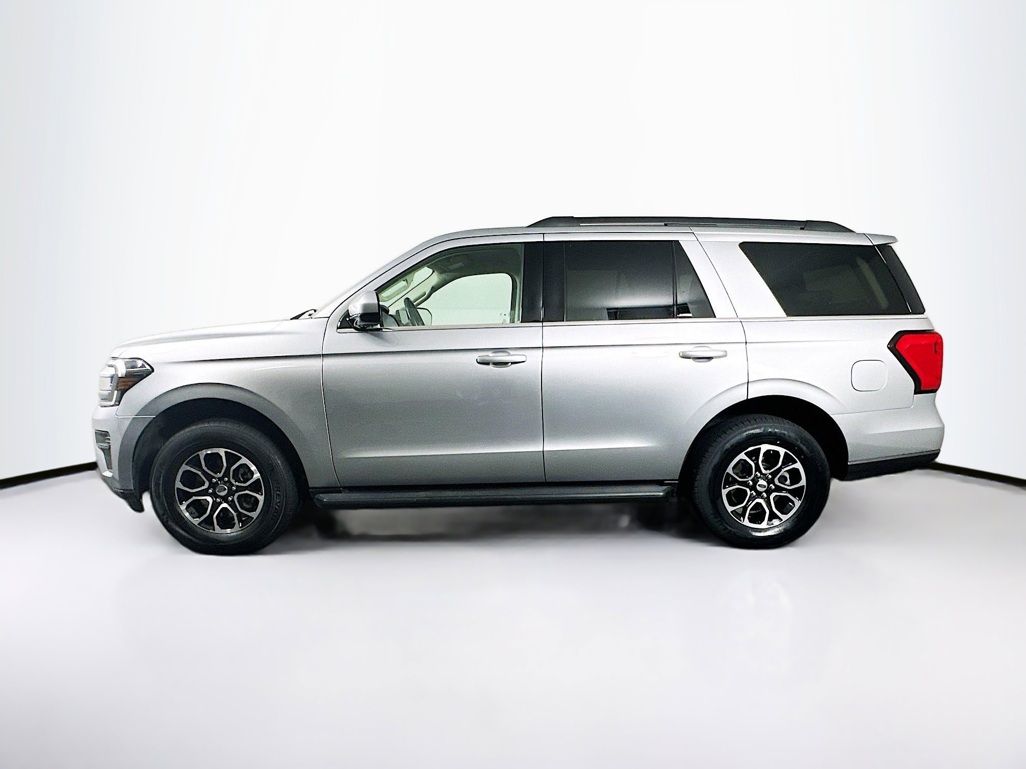 Used 2024 Ford Expedition XLT image 4