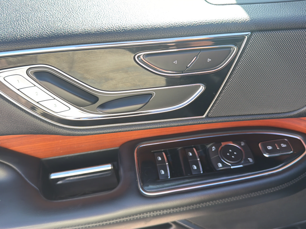Used 2019 Lincoln Navigator Premiere AWD/4WD image 18