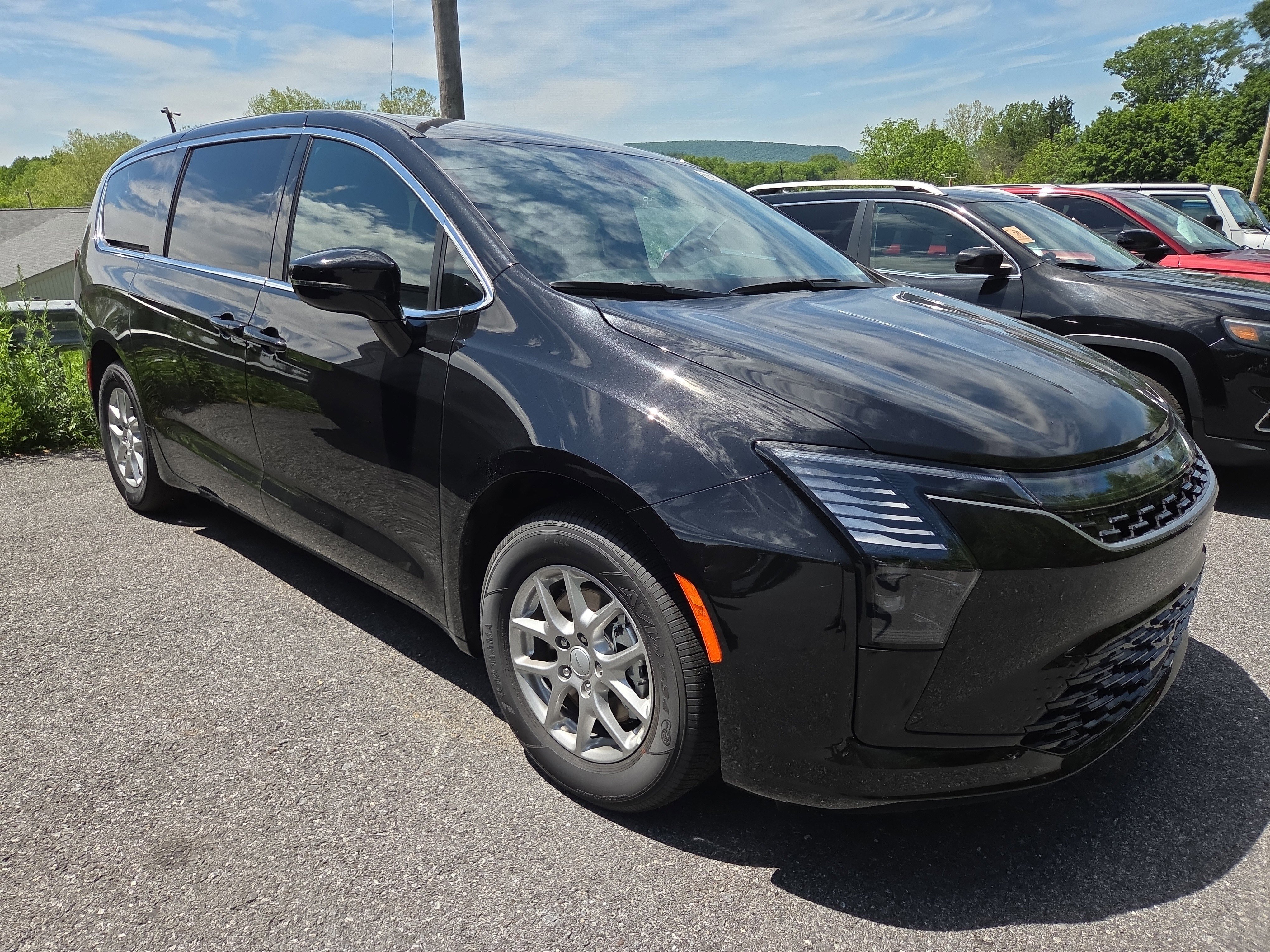 New 2027 Chrysler Pacifica Select FWD image 1