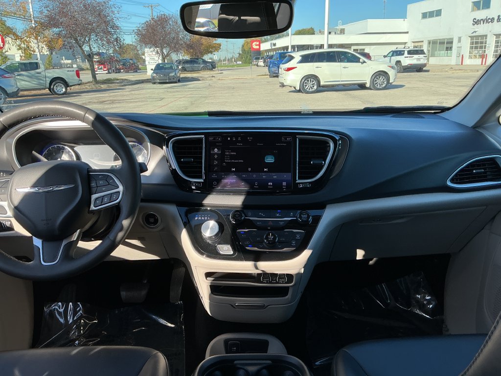 Used 2024 Chrysler Pacifica Touring-L FWD image 12